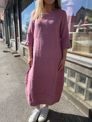 Lång klänning i 100 % linne, rosa (dusty camelia)
