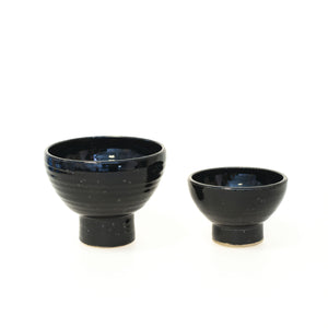 Nattsvart - keramikskål på fot, svart glasyr.