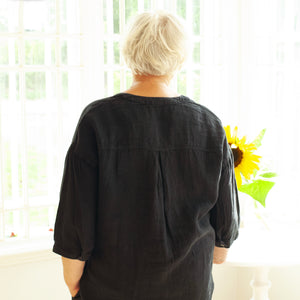 Linneskjorta / farfarsskjorta, trekvartsärm, svart med svarta pärlemorknappar
