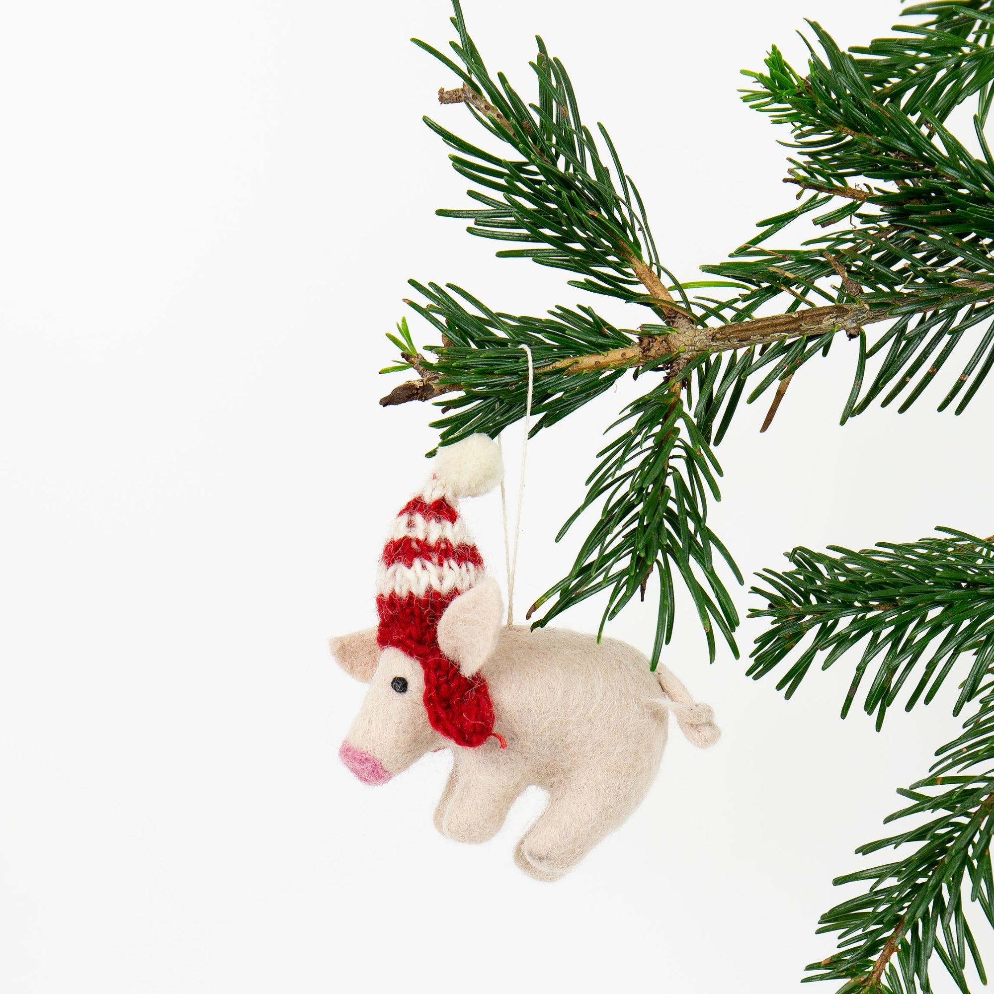 Julhänge, gris med stickad mössa, fairtrade