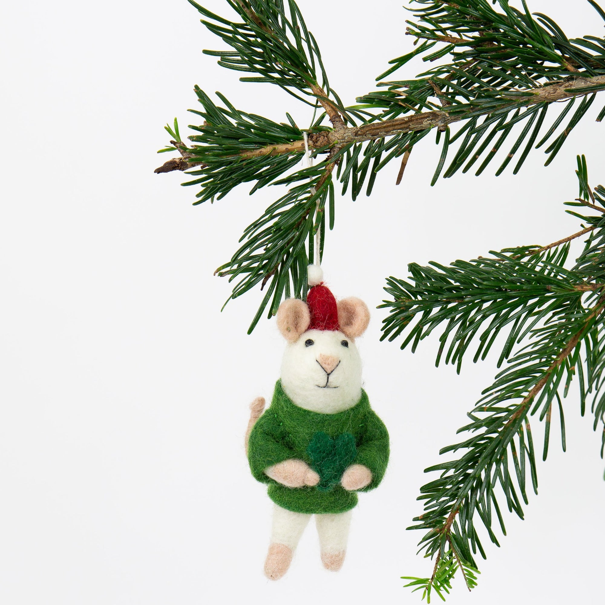 Julhänge, vit mus med grön tröja och tomteluva, fairtrade