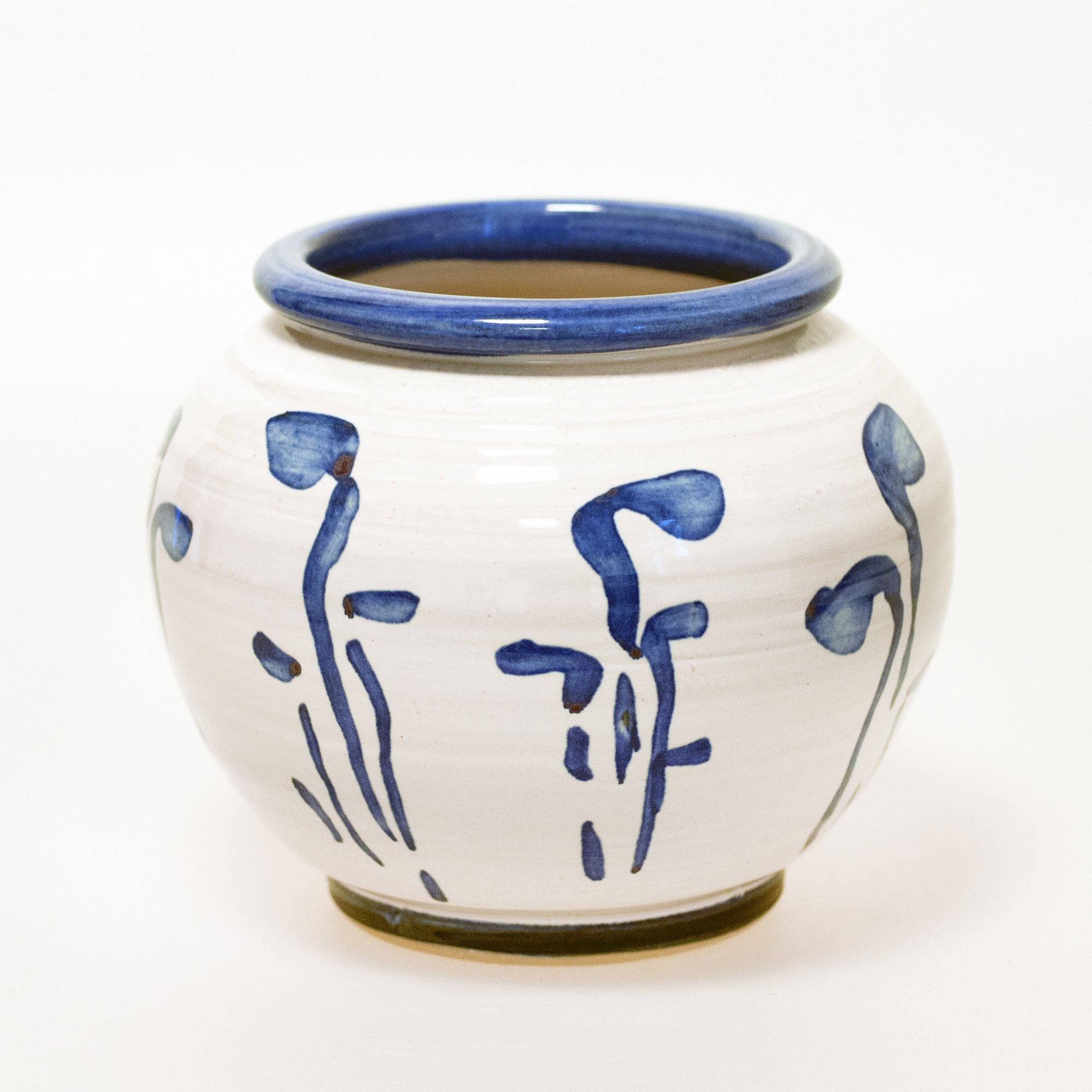 Spira - handdrejad vas med blått mönster