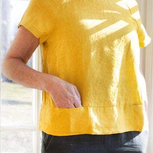 Topp i linne, gul, rund halsringning med veckad detalj, två fickor