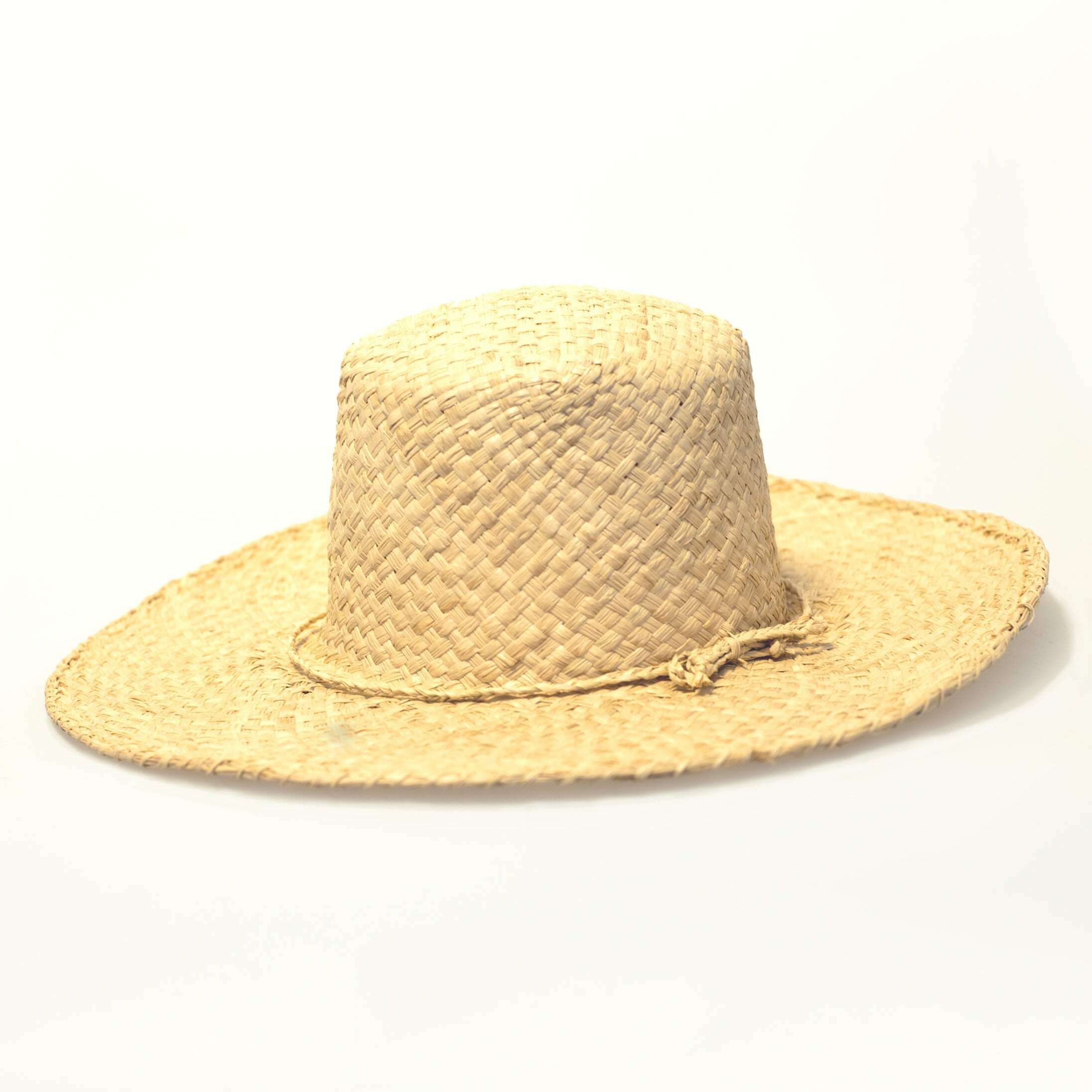 Gosse – stråhatt / solhatt. Flätad av soltorkade raffia palmblad