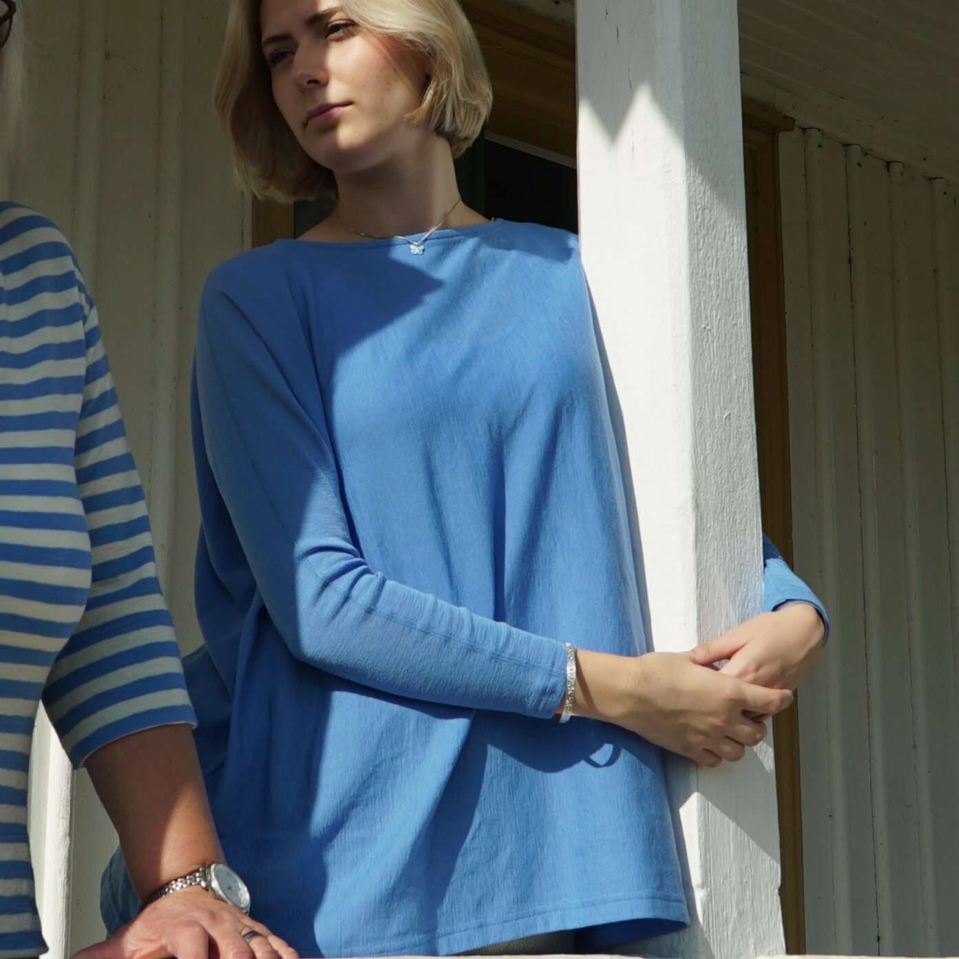 Blå jumper med långa ärmar från by basics