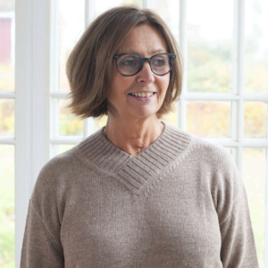 Stickad v-ringad ulltröja, 100 % alpackaull, beige - Bild 4